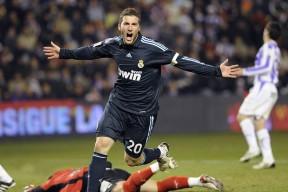 开云平台-CS2战队默契配合成就奇迹：从默默无闻到冠军之巅